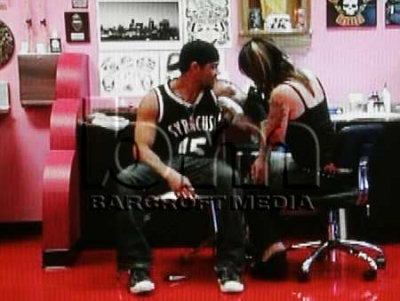 Jesse_Metcalfe_Getting_A_Tattoo_Of_Nadine_281029.jpg