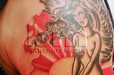 Jesse_Metcalfe_Getting_A_Tattoo_Of_Nadine_28129.jpg