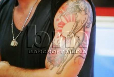 Jesse_Metcalfe_Getting_A_Tattoo_Of_Nadine_28429.jpg
