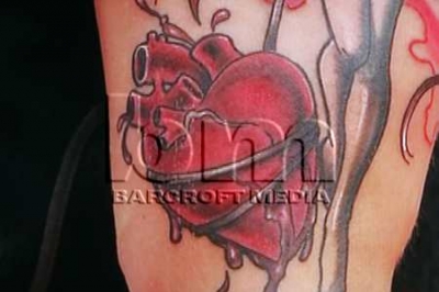 Jesse_Metcalfe_Getting_A_Tattoo_Of_Nadine_28529.jpg