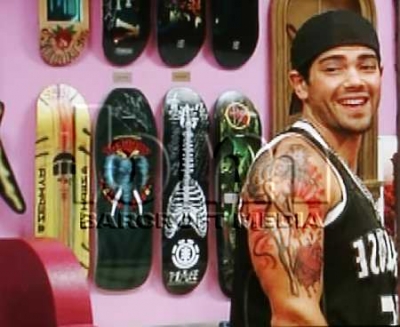 Jesse_Metcalfe_Getting_A_Tattoo_Of_Nadine_28629.jpg