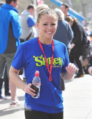Kimberley_of_Shrek_at_Sainsbury_s_Sport_Relief_Mile_25_03_12_283029.jpg