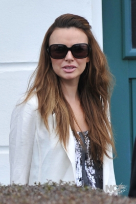 Nadine_Coyle_leaving_home_to_the_recording_studio_11_03_10_281529.jpg