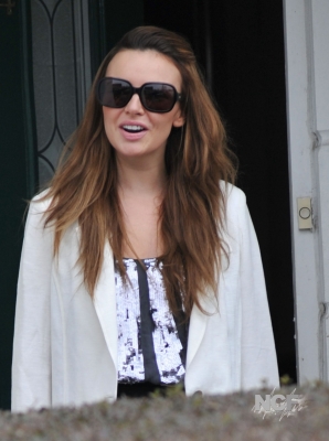 Nadine_Coyle_leaving_home_to_the_recording_studio_11_03_10_281729.jpg