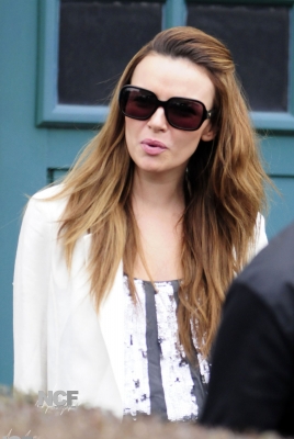 Nadine_Coyle_leaving_home_to_the_recording_studio_11_03_10_28829.jpg