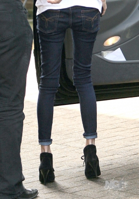 Nadine_Coyle_seen_at_a_recording_studio_in_London_12_03_10_281229.jpg