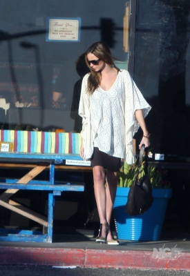 Nadine_hangs_out_at__Secret_Spot__in_Long_Beach_17_03_10_28429.jpg