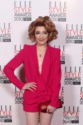 Nicola_arrives_at_The_ELLE_Style_Awards_2010_22_02_10_28129.jpg