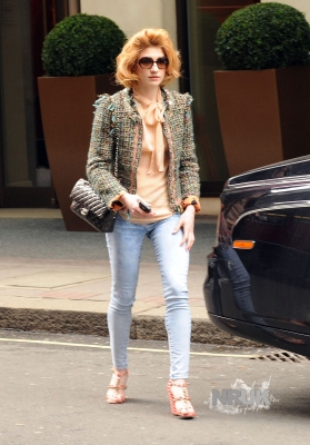 Nicola_leaves_her_hotel_go_shopping_with_her_family_13_03_10_28329.jpg