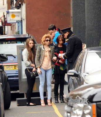 Nicola_leaves_her_hotel_go_shopping_with_her_family_13_03_10_28429.jpg