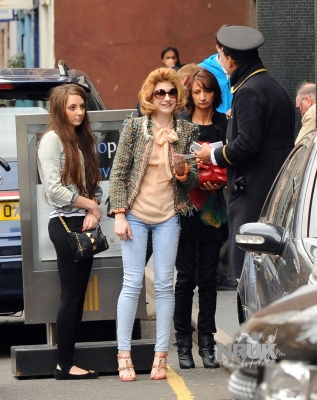 Nicola_leaves_her_hotel_go_shopping_with_her_family_13_03_10_28729.jpg