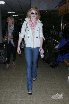 Nicola_Roberts_arrives_at_Heathrow_airport_03_05_10_28429.jpg