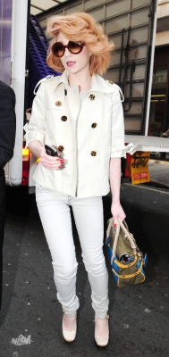 Nicola_Roberts_arrivingleaving_the_Mayfair_Hotel_12_04_10_282229.jpg