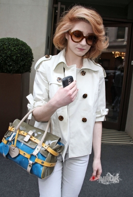 Nicola_Roberts_arrivingleaving_the_Mayfair_Hotel_12_04_10_283729.jpg