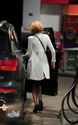 Nicola_Roberts_at_a_petrol_station_in_London_25_01_10_28529.jpg