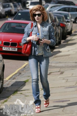 Nicola_Roberts_leaving_a_studio_in_Primrose_Hill_13_04_10_281729.jpg