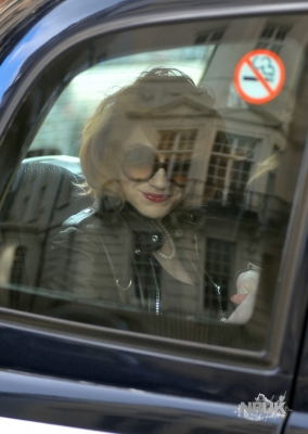 Nicola_Roberts_leaving_the_Dorchester_Hotel_10_02_10_28229.jpg