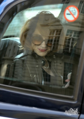 Nicola_Roberts_leaving_the_Dorchester_Hotel_10_02_10_28329.jpg