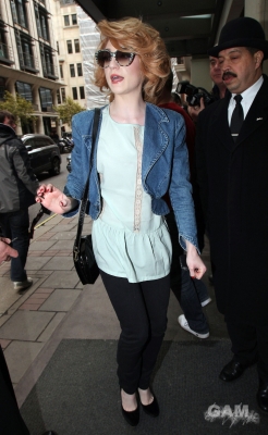 Nicola_Roberts_leaving_the_Mayfair_hotel_15_02_10_281529.jpg