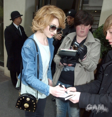 Nicola_Roberts_leaving_the_Mayfair_hotel_15_02_10_282529.jpg