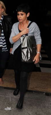 Nicola_Roberts_shopping_in_Dublin_02_05_10_282029.jpg