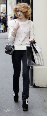 Nicola_Roberts_shopping_in_Dublin_02_05_10_282829.jpg