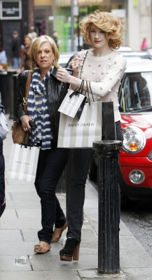 Nicola_Roberts_shopping_in_Dublin_02_05_10_283029.jpg