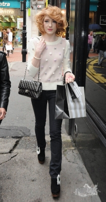 Nicola_Roberts_shopping_in_Dublin_02_05_10_28329.jpg