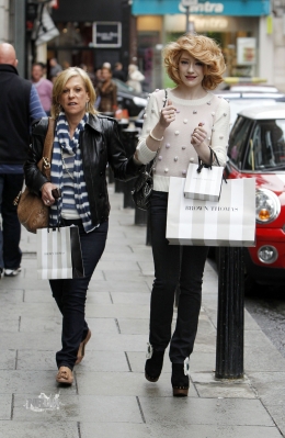 Nicola_Roberts_shopping_in_Dublin_02_05_10_284129.jpg