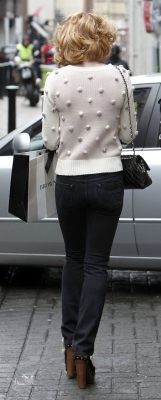 Nicola_Roberts_shopping_in_Dublin_02_05_10_284429.jpg
