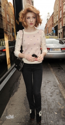Nicola_Roberts_shopping_in_Dublin_02_05_10_285029.jpg