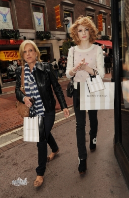 Nicola_Roberts_shopping_in_Dublin_02_05_10_285129.jpg