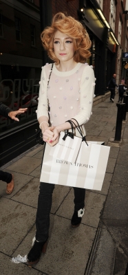 Nicola_Roberts_shopping_in_Dublin_02_05_10_285629.jpg
