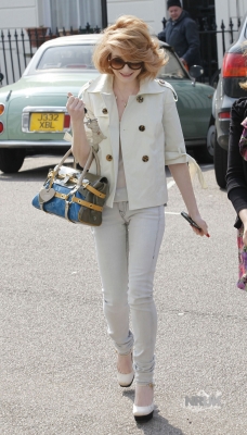 Nicola_Roberts_spotted_outside_Primrose_Hill_12_04_10_28129.jpg