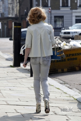Nicola_Roberts_spotted_outside_Primrose_Hill_12_04_10_281829.jpg