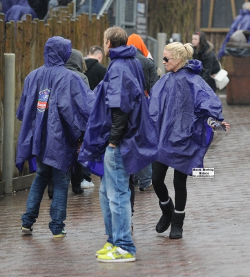 Sarah_Harding_at_Alton_Towers_20_03_10_281329.jpg