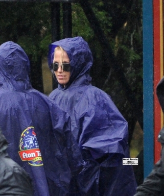 Sarah_Harding_at_Alton_Towers_20_03_10_281929.jpg