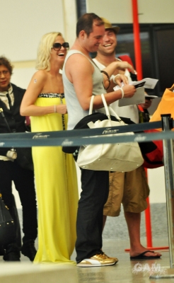 Sarah_Harding_at_Barbados_Airport_08_02_10_28229.jpg