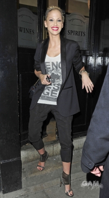 Sarah_Harding_is_pictured_leaving_The_Punchbowl_12_03_10_28429.jpg