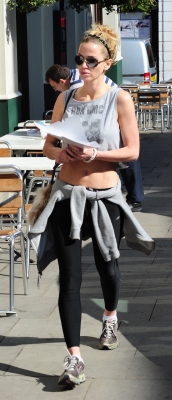 Sarah_Harding_out_in_London_27_03_12_281029.jpg