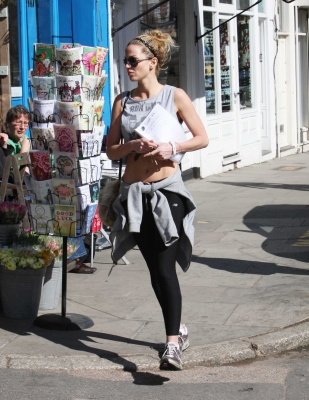 Sarah_Harding_out_in_London_27_03_12_281529.jpg