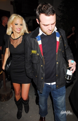 Sarah_Harding_leaving_Kanaloa_club_31_01_10_283029.jpg