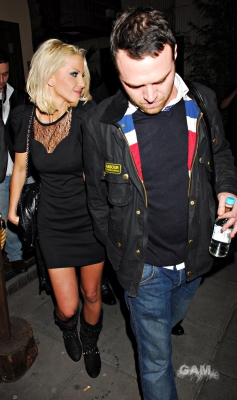 Sarah_Harding_leaving_Kanaloa_club_31_01_10_283229.jpg