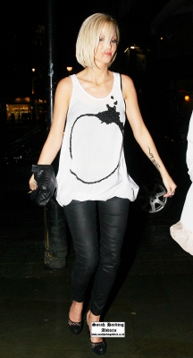 Sarah_Harding_Leaving_Signor_Sassi_Restaurant_29_03_10_281229.jpg