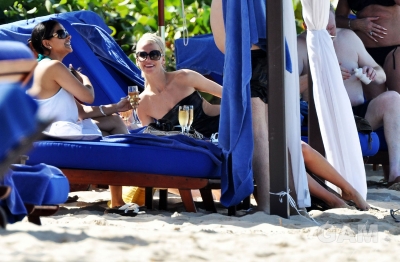 Sarah_Harding_on_the_beach_in_the_Caribbean_01_02_10_281129.jpg