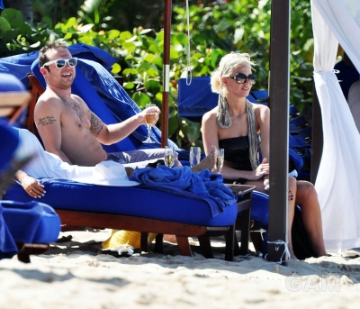 Sarah_Harding_on_the_beach_in_the_Caribbean_01_02_10_281329.jpg