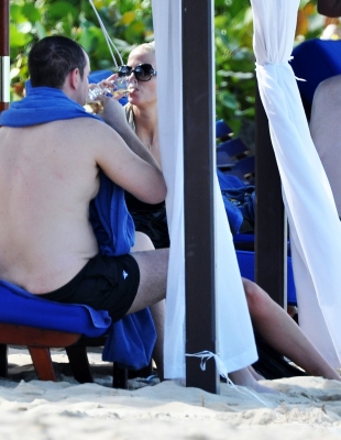 Sarah_Harding_on_the_beach_in_the_Caribbean_01_02_10_281429.jpg