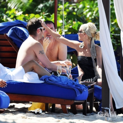 Sarah_Harding_on_the_beach_in_the_Caribbean_01_02_10_281629.jpg