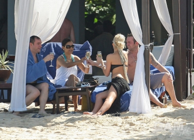 Sarah_Harding_on_the_beach_in_the_Caribbean_01_02_10_282029.jpg