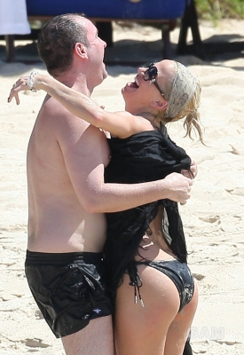 Sarah_Harding_on_the_beach_in_the_Caribbean_01_02_10_283729.jpg